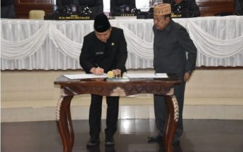 Penandatanganan keputusan DPRD dan penandatangan berita acara persetujuan bersama oleh Penjabat Gubernur Gorontalo Ismail Pakaya dan Ketua DPRD Provinsi Gorontalo Paris RA Jusuf, pada Rapat Paripurna DPRD ke-113, bertempat di gedung rapat DPRD, Senin, (10/7/2023). (Foto : Mila)