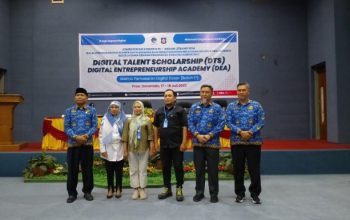 Penjabat Sekdaprov Budiyanto Sidiki didampingi Kadis Kominfotik Rifli Katili pada pembukaan pelatihan Digital Entrepreneurship Academy (DEA) secara resmi yang bertempat di aula kantor BPSDM Provinsi Gorontalo, Senin (17/07/2023). (Foto – Fadhil)