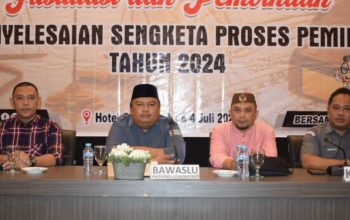Pimpinan Bawaslu Provinsi Gorontalo, Amin Abdullah yang didampingi oleh 2 (dua) Pimpinan Bawaslu Kota Gorontalo Alvian Mato dan Lukman A. Rahman serta Koordinator Sekreatariat Bawaslu Kota Gorontalo Berny Pakaja. saat Kegiatan Fasilitasi dan Pembinaan Penyelesaian Sengketa Proses Pemilu Tahun 2024 di Grand Q Hotel, Senin (03/07/2023)