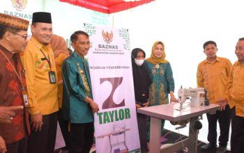 Penyeluran bantuan Ekonomi produktif oleh Bupati Nelson didampingi Ketua TP-PKK Fory Naway, Ketua Baznas Kabupaten Gorontalo Kamis, (10/08/2023)