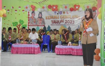 Ketua Kwarcab Gerakan Pramuka Kabupaten Gorontalo Fory Naway memberikan sambutan pada Kemah Bakti Gemilang 2023 tingkat Kwartir Ranting Limboto Barat Kamis, (10/08/2023)