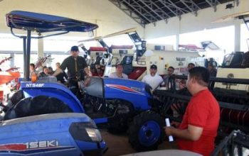 Penjagub Ismail Pakaya meninjau alat pertanian di Brigade Alsintan Provinsi Gorontalo di Desa Molowahu, Kecamatan Tibawa, Kabupaten Gorontalo, Minggu (6/8/2023). (Foto: Nova)