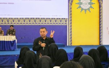 Rektor UMGO, Prof. Abd. Kadim Masaong saat memberikan sambutan