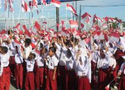 Center Point Jadi Lautan Merah Putih, Pemkab Bonebol Bagikan Bendera