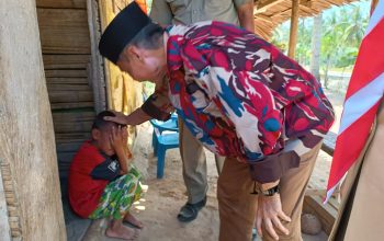 Bupati Gorontalo Prof. Nelson Pomalingo saat berada di Desa Tapaluluo, Minggu (13/8/2023)
