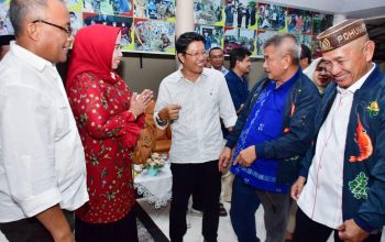 Bupati Pohuwato, Saipul A. Mbuinga(kanan)  Bupati Parimo, Samsurizal Tombolotutu(kedua dari kanan) bersama jajaran di Kabupaten Pohuwato