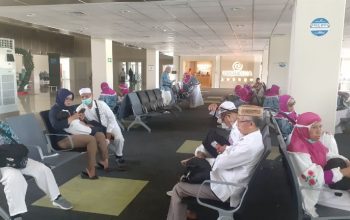 Flight 2 Kelompok Terbang (Kloter) 32 UPG asal Provinsi Gorontalo yang rencananya tiba di Gorontalo pada pukul 09.55 WITA gagal landing di Bandar Udara Djalaludin Gorontalo dan kemudian landing di Bandar Udara Internasional Sam Ratulangi Manado, Jum’at (28/07/2023) pada pukul 11.19 WITA. Flight 2 Kelompok Terbang (Kloter) 32 UPG asal Provinsi Gorontalo yang rencananya tiba di Gorontalo pada pukul 09.55 WITA gagal landing di Bandar Udara Djalaludin Gorontalo dan kemudian landing di Bandar Udara Internasional Sam Ratulangi Manado, Jum’at (28/07/2023) pada pukul 11.19 WITA.