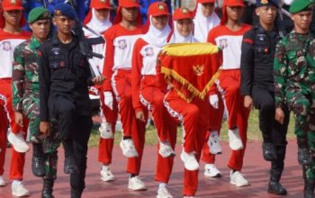 Pasukan Pengibar Bendera Pusaka (Paskibraka) Tahun 2023 saat melakukan gladi bersih upacara penurunan bendera pada HUT ke-78 RI, di Halaman Rujab Gubernur Gorontalo, Selasa (15/8/2023). (Foto : Mila)