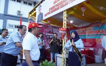 Penjagub Ismail Pakaya saat meninjau langsung stand warga binaan yang hadir pada Legal Expo Tahun 2023 dalam rangka semarak HUT ke-78 Kemenkumham, Selasa, (1/8/2023) di halaman Kantor Kemenkumham Gorontalo.