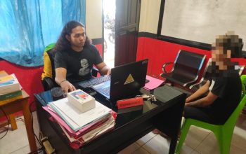 Pelaku penganiayaan/ penikaman dibekuk gabungan team Rajawali dan Unit reskrim Polsek Kota Tengah yang dipimpin oleh kanit Jatanras Aipda Fajar Milama di rumahnya.
