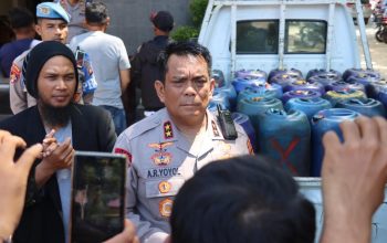 Kapolda Gorontalo Irjen Pol. Drs. Angesta Romano Yoyol, MM., di dampingi Kabid Humas Kombes Pol. Desmont Harjendro A.P, SIK, MT., memimpin jalannya Press Conference kasus BBM jenis solar bersubsidi yang di amankan di Desa Pontolo, Kec. Kwandang, Kab. Gorontalo Utara