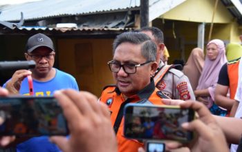 Wali Kota Gorontalo, Marten Taha saat menyambangi kediaman orang tua Najrul, bocah 12 tahun yang terseret ombak di Pantai Pohe Gorontalo. Foto: kabarpublik