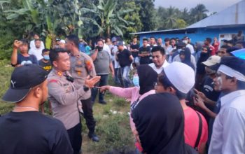 Kapolres Bone Bolango Akbp Muhammad Alli.SIK Saat Mencoba Menenangkan Massa 07/08/23. Kapolres Bone Bolango Akbp Muhammad Alli.SIK Saat Mencoba Menenangkan Massa 07/08/23.