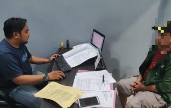 Terduga pelaku judi daring atau online (kanan) saat menjalani pemeriksaan di ruang Sat Reskrim Polresta Gorontalo Kota. Arsip Polresta Gorontalo Kota. Terduga pelaku judi daring atau online (kanan) saat menjalani pemeriksaan di ruang Sat Reskrim Polresta Gorontalo Kota. Arsip Polresta Gorontalo Kota.