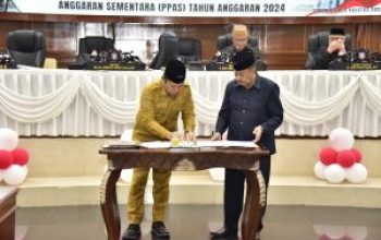 Penandatanganan nota kesepakatan tentang Kebijakan Umum Anggaran dan Prioritas Plafon Anggaran Sementara (PPAS) APBD Provinsi Gorontalo tahun anggaran 2024 oleh Penjabat Gubernur Ismail Pakaya dan Ketua DPRD Paris R.A Jusuf pada rapat paripurna ke-120, Senin (28/8/2023). (Foto : Mila)