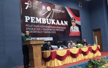 Penjabat Gubernur Gorontalo Ismail Pakaya memberikan sambutan pada pembukaan Pelatihan Kepemimpinan Pengawas (PKP) angkatan I di kampus Badan Pengembangan Sumber Daya Manusia (PSDM), Jum’at (18/08/2023). (Foto: Fadil)