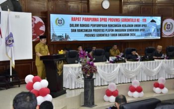 Penjagub Ismail Pakaya saat memberikan sambutan pada rapat paripurna istimewa DPRD ke-119, yang membahas Rancangan Kebijakan Umum Anggaran-Prioritas dan Plafon Anggaran Sementara (KUA-PPAS) APBD Provinsi Gorontalo Tahun Anggaran 2024, Senin (21/8/2023). Foto – Nova