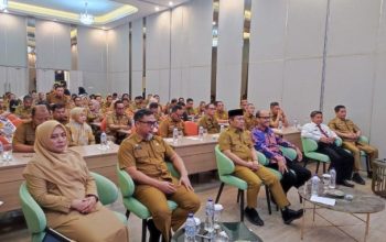 Penjagub Ismail Pakaya didampingi Penjabat Sekdaprov Gorontalo saat mengikuti pembukaan Bimtek Penyusunan Indikator Kinerja dan Reviu Pohon Kinerja serta Pelaksanaan Kebijakan Reformasi Birokrasi Tematik Penanganan Kemiskinan yang dilaksanakan oleh Biro Organisasi, di Ballroom Hotel Yuliana Kota Gorontalo, Senin, (21/8/2024). (Foto – Nova)