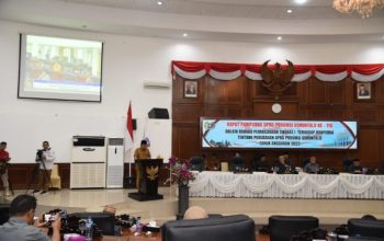 Penjagub Gorontalo saat memberikan sambutan pada pelaksanaan Rapat Paripurna DPRD ke-116 tentang pembicaraan tingkat I terhadap Ranperda Perubahan APBD Provinsi Gorontalo Tahun Anggaran 2023. (Foto – Echin)