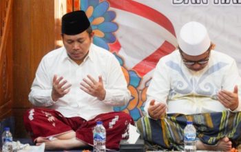 Penjagub Ismail Pakaya dan Wali Kota Gorontalo Marten Taha, saat mengikuti doa dan dzikir bersama, rangkaian tahun baru Islam dan peringatan HUT ke-78 Kemerdekaan RI, di Masjid Agung Baiturrahim, Kota Gorontalo, Senin malam (7/8/2023). Foto – Valen