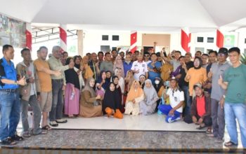 Ratusan perwakilan penambang mendatangi rumah jabatan bupati dan ingin bertemu langsung dengan Bupati Pohuwato, Saipul A. Mbuinga, Senin, (7/8/2023).