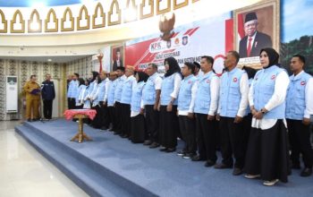 Penjagub Ismail Pakaya (kiri), mengukuhkan Forum Kompak Provinsi Gorontalo di Ruangan Dulohupa, Selasa (8/8/2023). (Foto : Haris)
