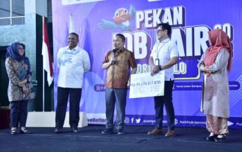 Penjabat Gubernur Gorontalo Ismail Pakaya saat akan menerima santunan BPJS Ketenagakerjaan pada penutupan Job Fair 2023 di lapangan indoor UNG, Rabu (8/9/2023). (Foto : Mila)