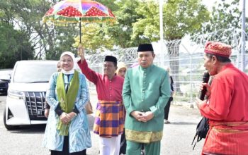 Menteri Ketenagakerjaan RI Ida Fauziyah didampingi Penjagub Gorontalo Ismail Pakaya, diterima dengan adat Mopotilolo, saat tiba di Bandara Djalaluddin Gorontalo, Kamis (10/8/2023). Foto – Nova