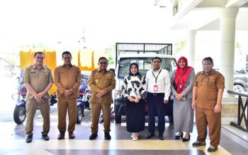 Pemerintah Kota Gorontalo melalui Dinas Lingkungan Hidup menerima bantuan 3 unit armada sampah corporate social responbility (CSR) dari Bank SulutGO. bantuan diterima langsung Walikota Gorontalo Marten Taha, Senin, 7/8/23.