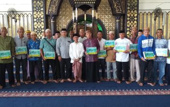 Bupati Gorontalo Prof. Nelson Pomalingo menyerahkan bantuan program  hibah untuk 29 masjid  se Kabupaten Gorontalo (18/8/2023)