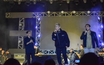 Bupati Nelson Pomalingo, Kepala BI, bersama Vokalis Armada di QRIS Music Concert Kegiatan Digitalisasi To Bumi Hulonthalo (DOMINO) Tahun 2023. (foto:dok)