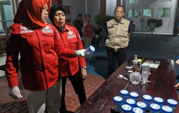 Tes Urine di Lembaga Pemasyarakatan Perempuan Kelas III Gorontalo, Tim Divisi Pas ini terdiri dari Kabid Pembinaan, Bimbingan dan TI, Kasubid Keamanan dan Kasubid TI serta Staf (15/8)