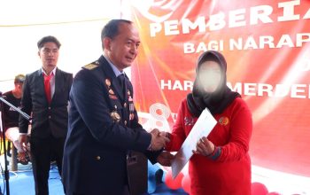 Kemenkumham Gorontalo mengikuti kegiatan Pemberian Remisi Umum bagi Warga Binaan Pemasyarakatan (WBP) dalam rangka Hari Kemerdekaan Republik indonesia di Lapas Perempuan Gorontalo, Kamis (17/08).