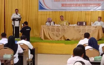 Sekretaris Daerah (Sekda) Kabupaten Pohuwato Iskandar Datau bersama Kepala Dinas Kominfotik Pemprov Gorontalo Rifli Katili pada bimbingan teknis bagi pejabat pengelola informasi dan dokumentasi organisasi perangkat daerah (OPD) di aula Panua, Kabupaten Pohuwato, Gorontalo, Rabu (2/8/2023). Sekretaris Daerah (Sekda) Kabupaten Pohuwato Iskandar Datau bersama Kepala Dinas Kominfotik Pemprov Gorontalo Rifli Katili pada bimbingan teknis bagi pejabat pengelola informasi dan dokumentasi organisasi perangkat daerah (OPD) di aula Panua, Kabupaten Pohuwato, Gorontalo, Rabu (2/8/2023).