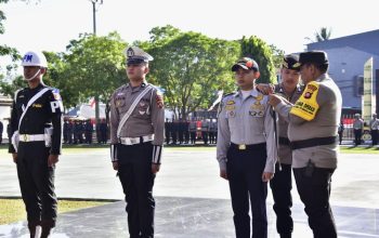 Kapolda Gorontalo Irjen Pol Angesta Romano Yoyol saat menyematkan PIN kepada petugas pelaksana Operasi Kepolisian Zebra Otanaha tahun 2023 yang akan berlangsung dari tanggal 4-17 September 2023. Penyematan ini dilaksanakan disela sela pelaksanaan Apel Gelar Pasukan Operasi Kepolisian Zebra Otanaha di halaman Mapolda Gorontalo, Senin, (4/9/2023). (Foto – Nova) Kapolda Gorontalo Irjen Pol Angesta Romano Yoyol saat menyematkan PIN kepada petugas pelaksana Operasi Kepolisian Zebra Otanaha tahun 2023 yang akan berlangsung dari tanggal 4-17 September 2023. Penyematan ini dilaksanakan disela sela pelaksanaan Apel Gelar Pasukan Operasi Kepolisian Zebra Otanaha di halaman Mapolda Gorontalo, Senin, (4/9/2023). (Foto – Nova)