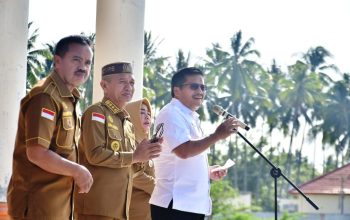 Staf Ahli Mendagri bidang Kemasyarakatan dan Hubungan Antar Lembaga Togap Simangunsong memberikan arahan pada apel kerja di Kabupaten Pohuwato, Gorontalo, Senin (25/9/2023).