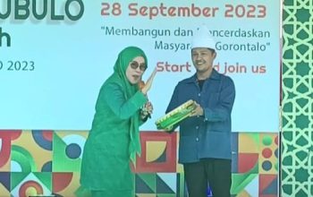 Foto Kabid Papkis Fitriyani saat memberikan sambutan sekaligus membuka festival hadrah dengan ditandai pemukulan hadrah Foto Kabid Papkis Fitriyani saat memberikan sambutan sekaligus membuka festival hadrah dengan ditandai pemukulan hadrah
