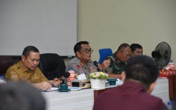Kapolda Gorontalo Irjenpol Angesta Romano Yoyol saat memberikan sambutan pada rapat Forkopimda Diperluas yang digelar di Kantor Dinas PUPR setempat, Senin (25/9/2023). (Foto: Nova)