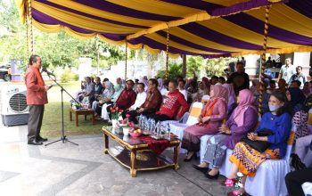 Penjagub Gorontalo Ismail Pakaya memberikan arahan pada pembukaan seminar dan workshop Bangga Budaya Indonesia di Rumah Adat Dulohupa, Kota Gorontalo, Kamis (14/9/2023). (Foto : Haris)