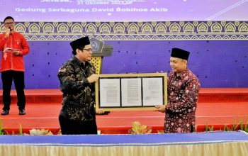 Kepala LLDIKTI Wilayah XVI GOSULUTTENG, Munawir Sadzali Razak,S.Ip. M.A., saat menyerahkan Surat Keputusan Menteri Pendidikan, Kebudayaan, Riset, dan Teknologi di Gedung Indoor David Bobihoe Akib, Selasa (31/10/2023).