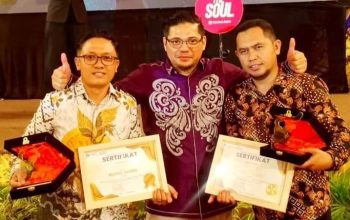 Rektor UG, Dr. Sofyan Abdullah, SP, MP dan Sekretaris YPDLP Gorontalo, Rifai Ali, SKM, M.Kes mengapit Ketua L2Dikti Wilayah XVI, Munawir Sadzali Razak, S.Ip. M.A saat berpose usai menerima beberapa penghargaan pada malam apresiasi kinerja PTS L2Dikti Wilayah XVI tahun 2023. (Foto : istimewa)