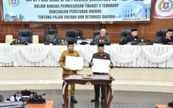 Penandatangan berita acara persetujuan bersama Gubernur Gorontalo dan DPRD Provinsi Gorontalo terhadap ranperda tentang pajak dan retribusi daerah pada rapat paripurna DPRD ke-128, Senin (16/10/2023). (Foto : Mila)