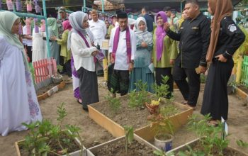 Bupati Gorontalo, Nelson Pomalingo meninjau taman Kampung Wisata Herbal di Hutuo Kecamatan Limboto, Senin 23 Oktober 2023.