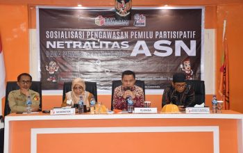 Penjabat Sekretaris Daerah Supandra Nur,ST,saat memberikan materi pada sosialisasi Pengawasan Pemilu Partisipatif Netralitas ASN yang diselenggarakan Bawaslu Kab.Boalemo dan Provinsi Gorontalo,bertempat di hotel Grand Amalia,Jum’at 13/10/2023.