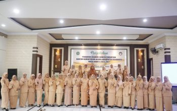 Foto bersama Ketua DWP Kanwil Kemenag Provinsi Gorontalo Hj. Farhana Masiara Muflih, S.E usai mengukuhkan Ketua DWP Kemenag Pohuwato beserta pengurus dan anggota DWP, Selasa (17/10/2023).