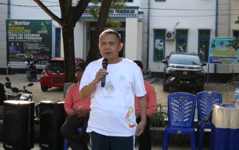 Rektor UMGO, Prof. Abd. Kadim Masaong saat kegiatan senam FKIP Ceria, Jum’at (6/10/2023)