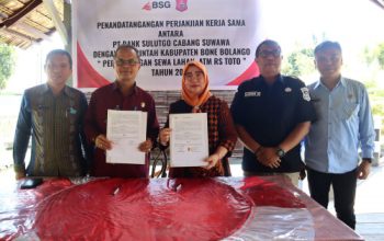 Sekda Ishak Ntoma, selaku Pengelola Barang Milik Daerah, dan Branch Manager PT. Bank SulutGo Cabang Suwawa Yuningsih Gobel, menandatangani PKS sewa lahan untuk ruangan ATM di RSUD Toto Kabila, di RM. Meranti Indah, Kamis (26/10/2023). (F.AKP)