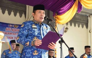 Penjagub Ismail Pakaya saat membacakan ikrar netralitas pada Pemilu dan Pemilihan tahun 2024 yang diikuti seluruh ASN di lingkup Pemerintah Provinisi Gorontalo pada apel Korpri di lapangan Museum Purbakala Popa Eyato, Selasa (17/10/2023). Foto – Haris
