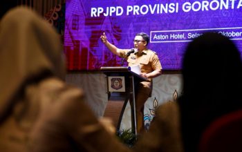 Penjabat Sekdaprov Gorontalo, Budiyanto Sidiki, memberikan sambutan pada Forum Konsultasi Publik RPJPD 2025-2045 di Hotel Aston, Kota Gorontalo, Selasa (10/10/2023). (Foto : Haris)