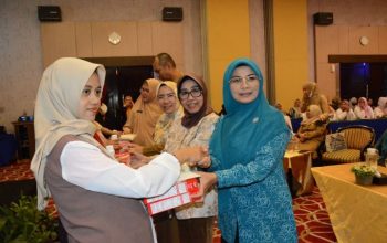 Penyerahan secara simbolis tablet MMS, susu formula dan perlengkapan personal hygiene.